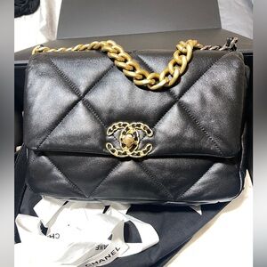 Chanel 19 Gold M .